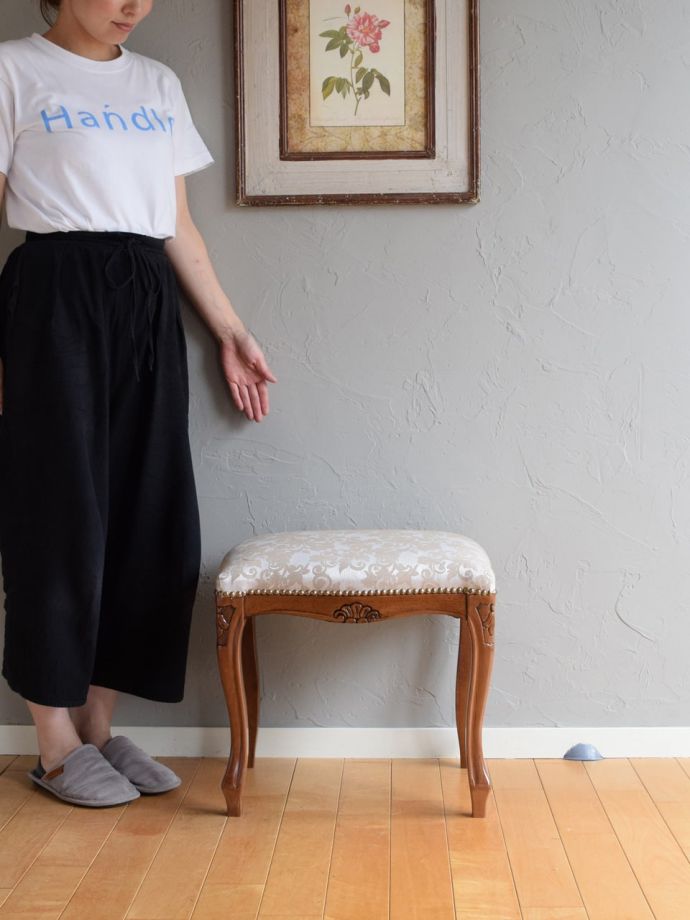 アンティーク風のスツール