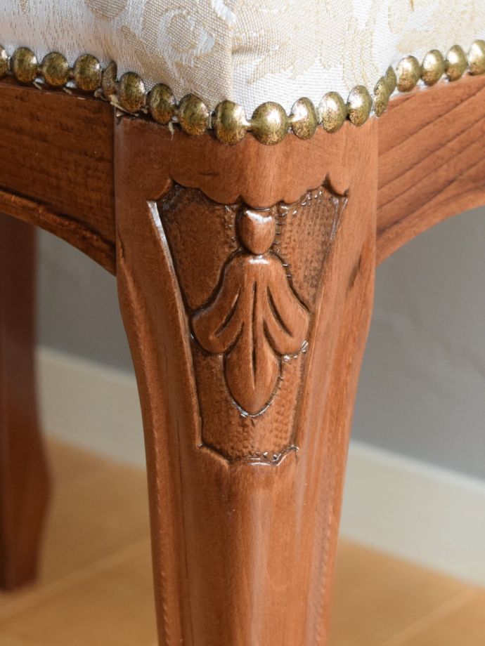 スツールの装飾