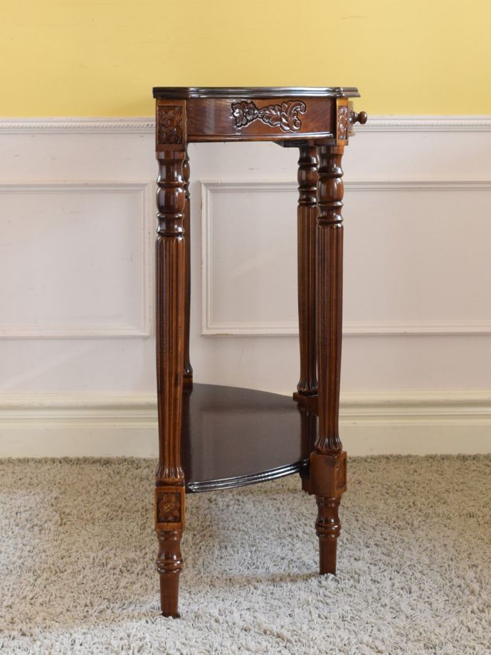 アンティーク風家具の横