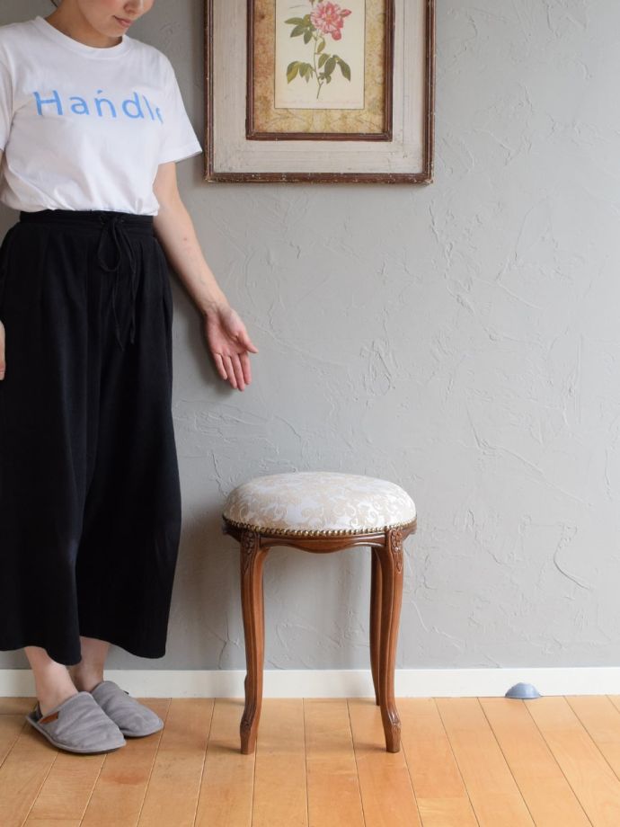 アンティーク風のスツール