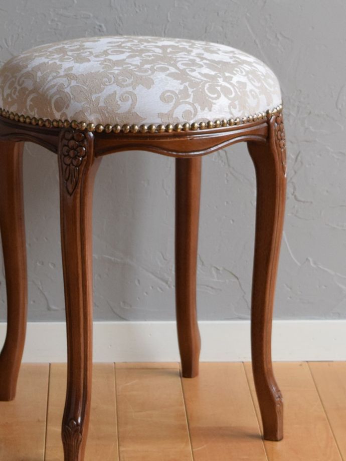 アンティーク調のおしゃれなスツール、気軽に使えるアンティーク風の