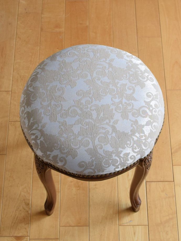 アンティーク調のおしゃれなスツール、気軽に使えるアンティーク風の