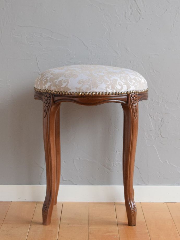 アンティーク調のおしゃれなスツール、気軽に使えるアンティーク風の