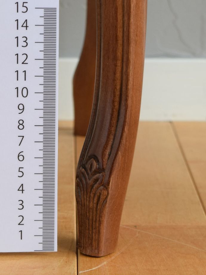 アンティーク調のおしゃれなスツール、気軽に使えるアンティーク風の