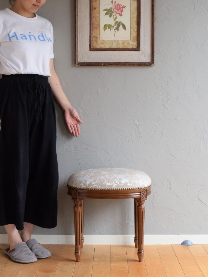 アンティーク風のスツール