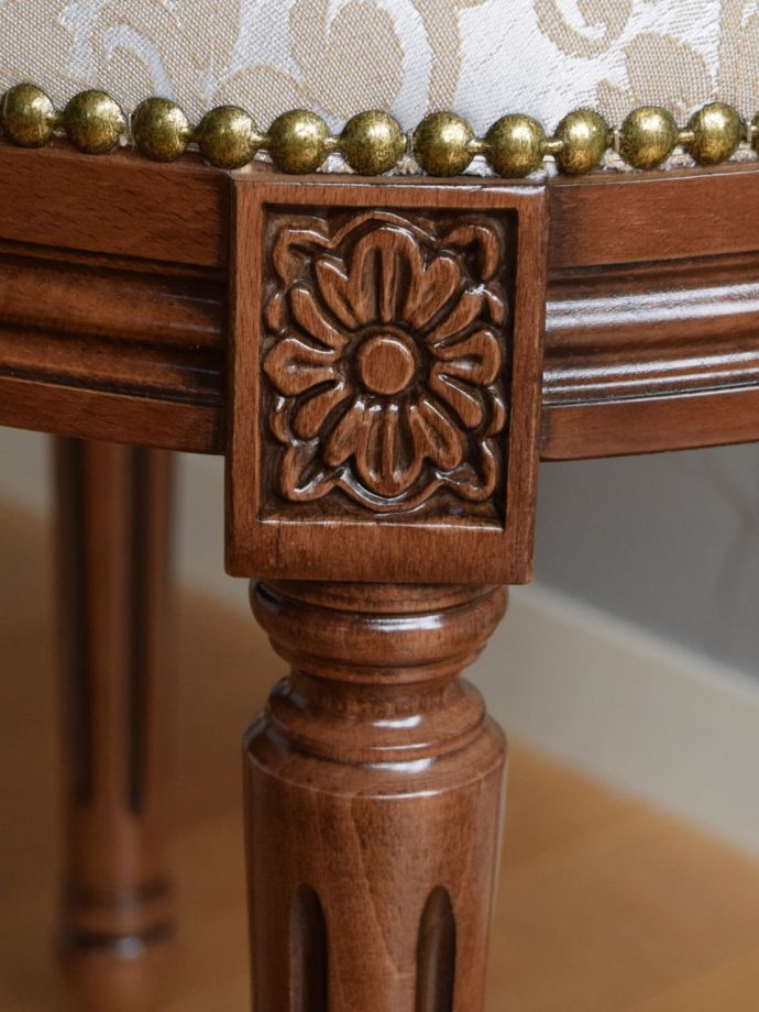 アンティーク調椅子の装飾