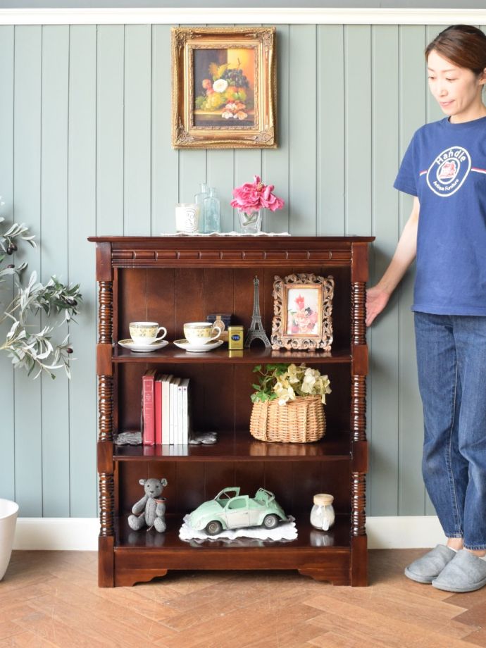 アンティーク風のオープンキャビネット