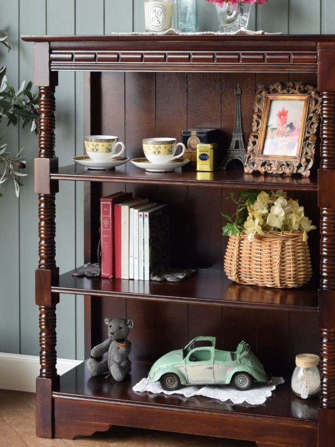 アンティーク風のオープンシェルフ