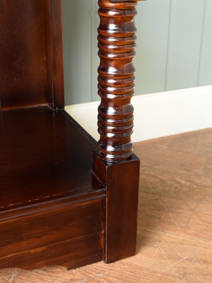 アンティーク風家具の脚