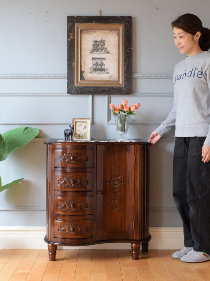 アンティーク風のおしゃれなサイドボード