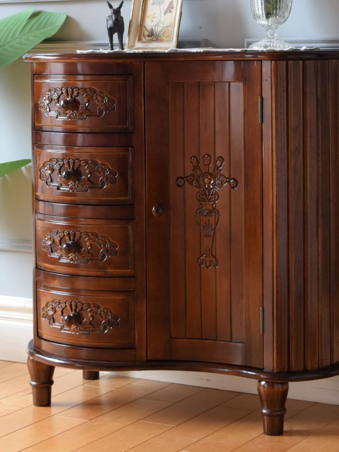 アンティーク風のサイドボード