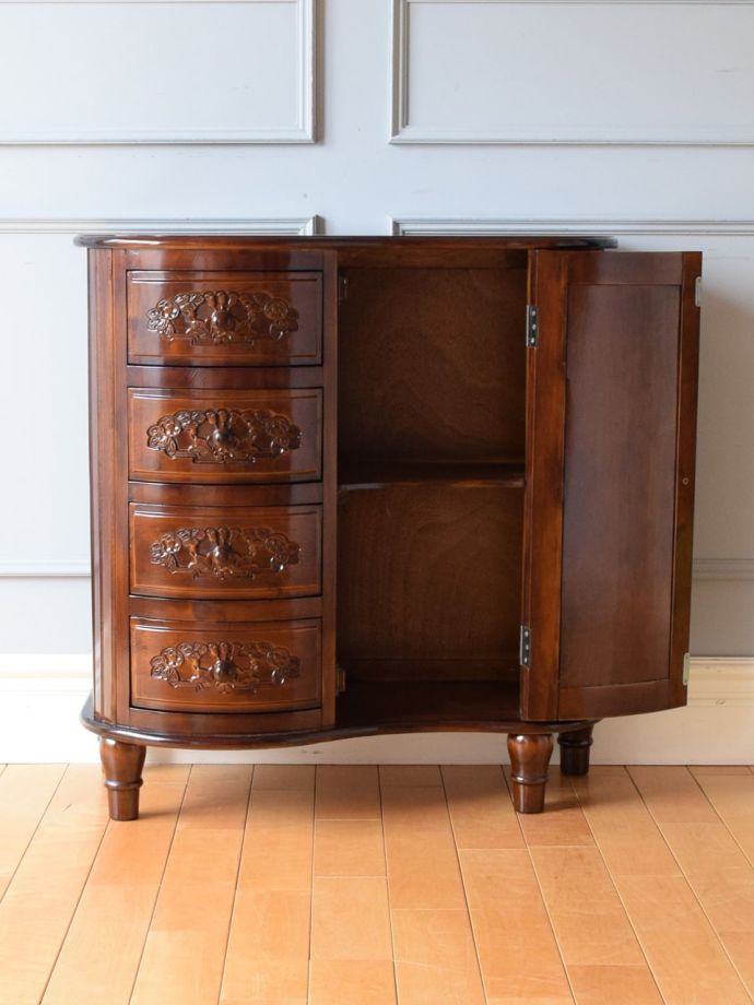 たっぷり収納できるサイドボード