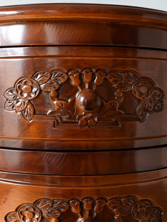 アンティーク調家具の装飾