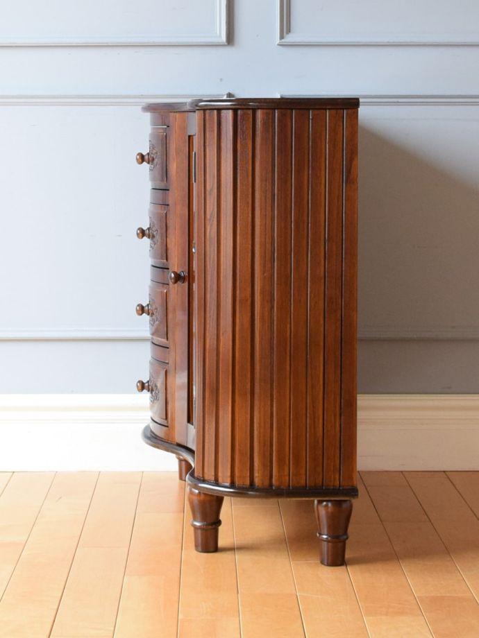 サイドボードの側面