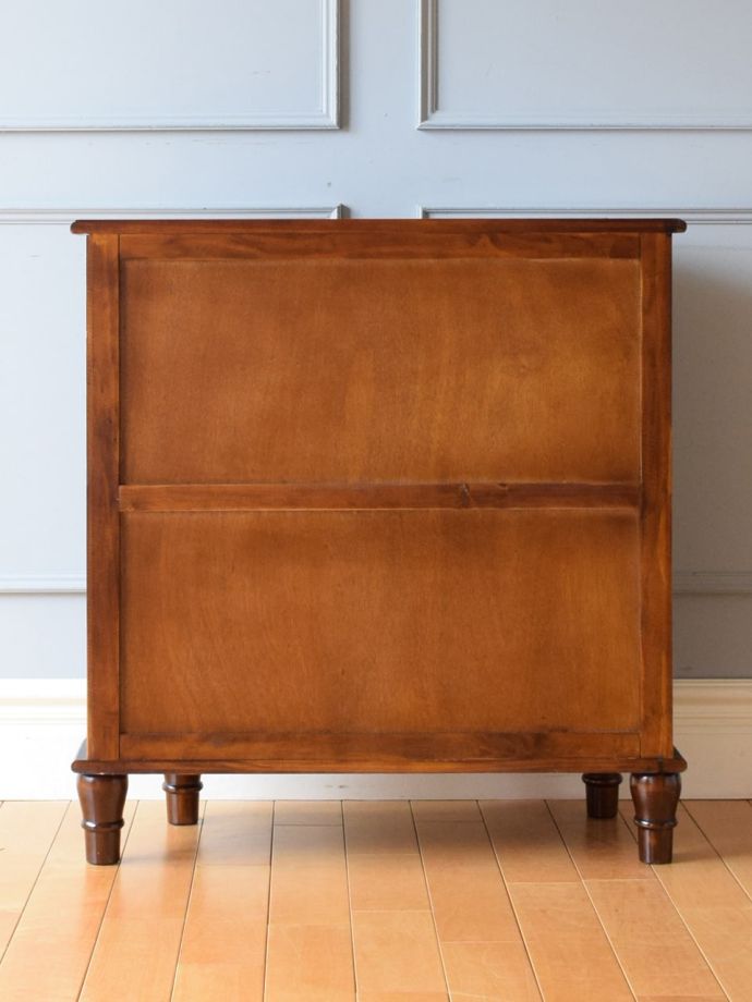 サイドボードの後ろ