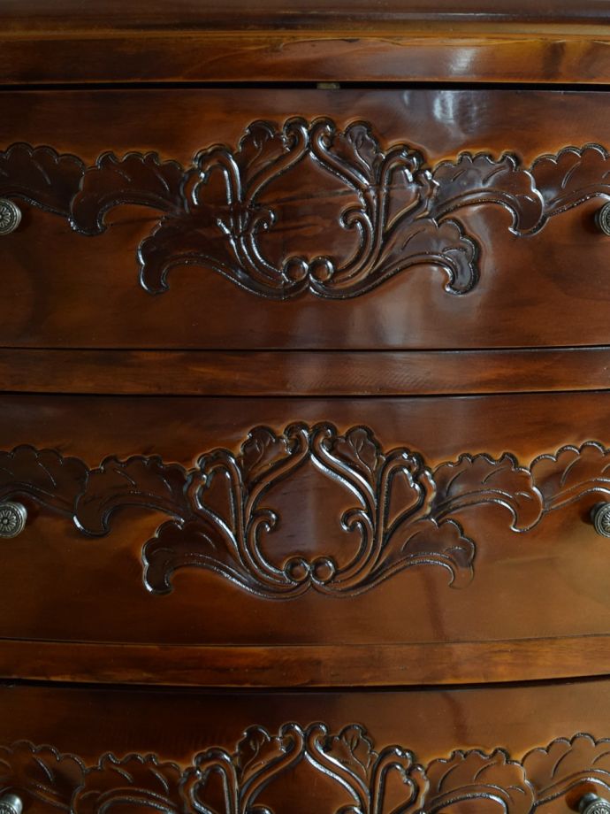 アンティーク風家具の装飾