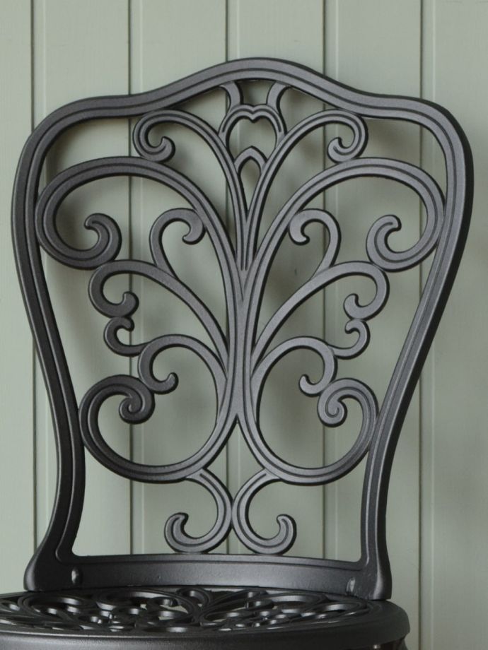 おしゃれなガーデンチェアの背もたれ