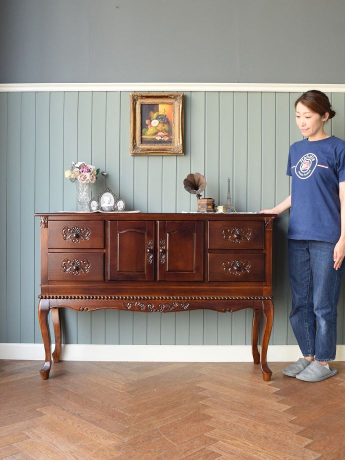 アンティーク風のおしゃれなサイドボード