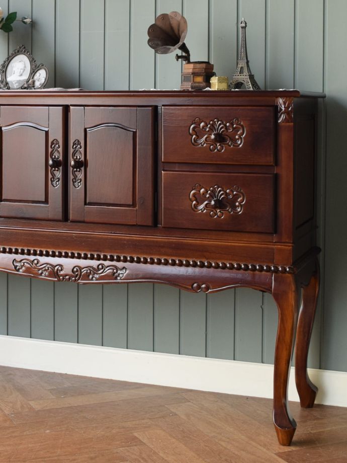 アンティーク風のサイドボード