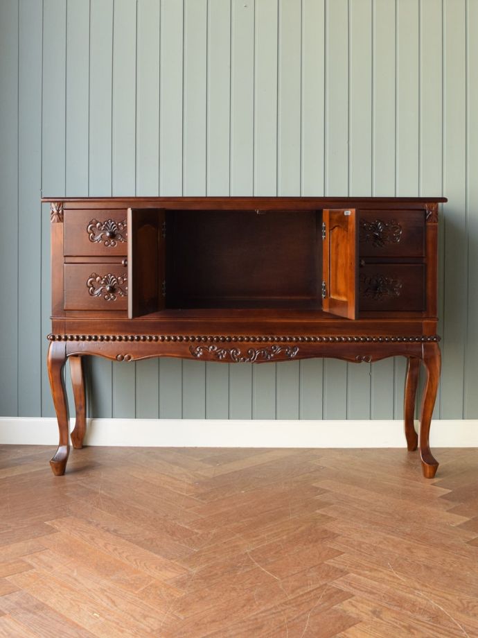 たっぷり収納できるサイドボード