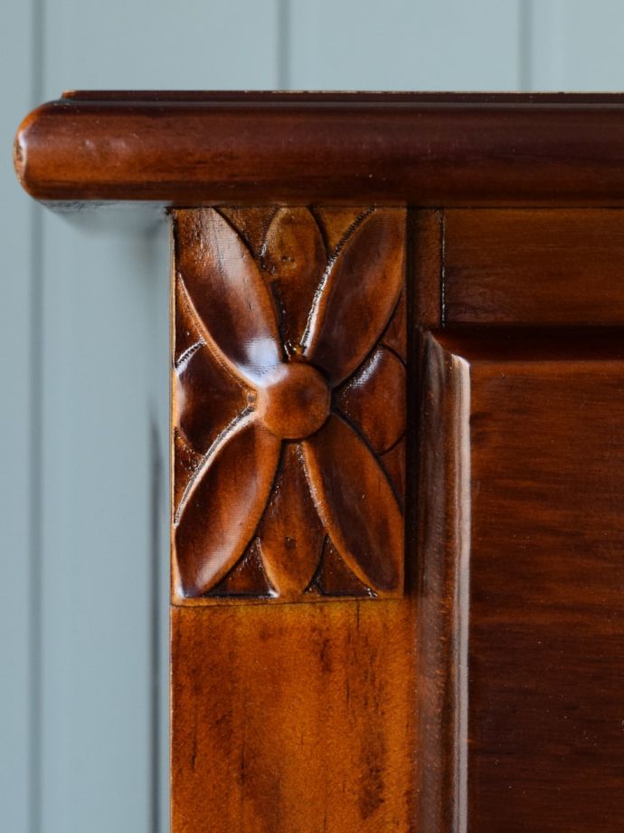 アンティーク風家具の装飾