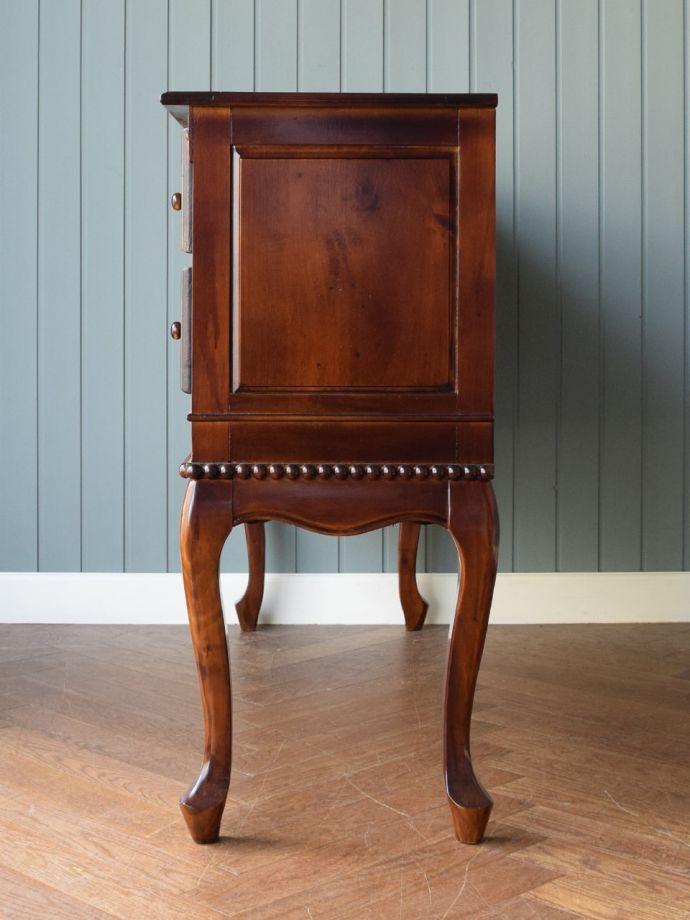 サイドボードの側面