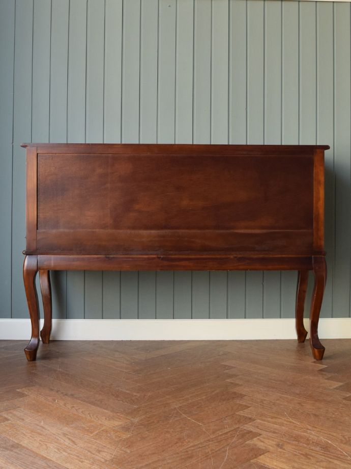 サイドボードの後ろ