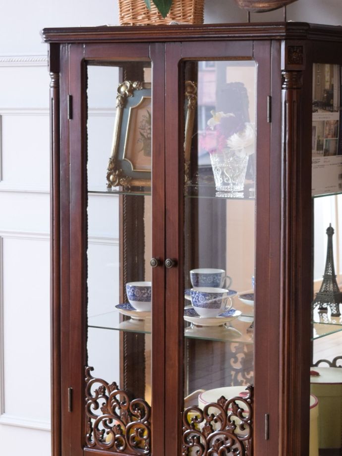 アンティーク風のキャビネット