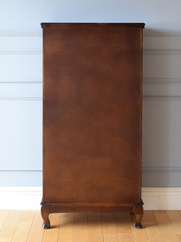 キャビネットの後ろ