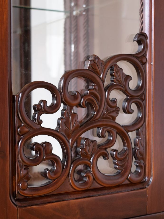 ガラスキャビネットのおしゃれな扉