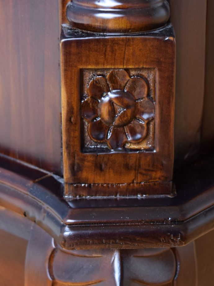 アンティーク調キャビネットの装飾