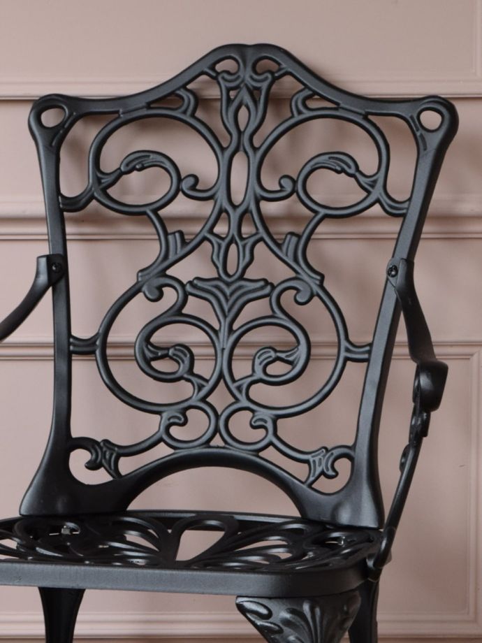 おしゃれなガーデンチェアの背もたれ