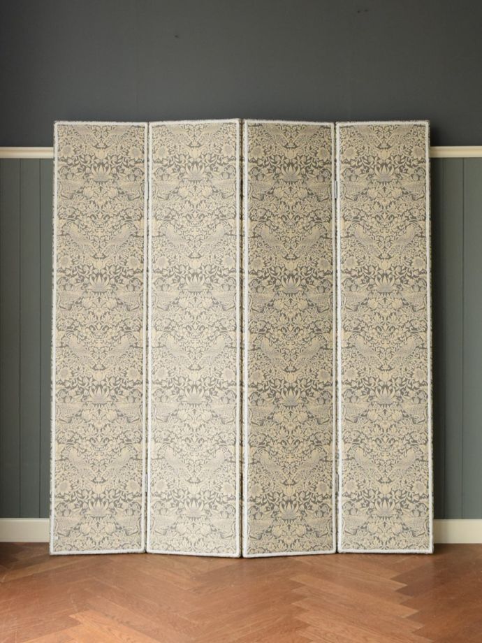 パーテーションの後ろ姿