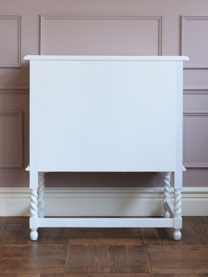 チェストの後ろ姿