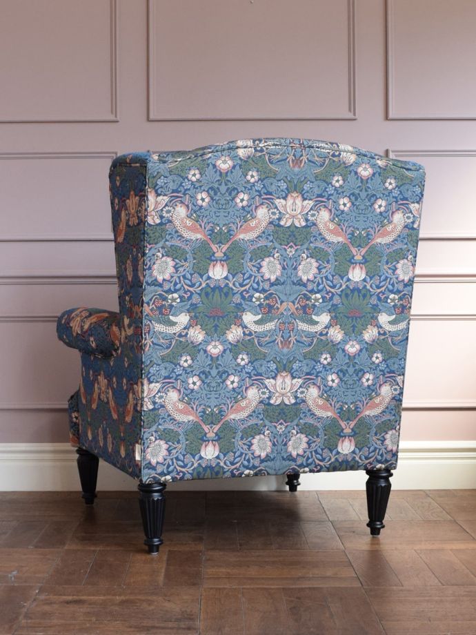 ソファの後ろ姿