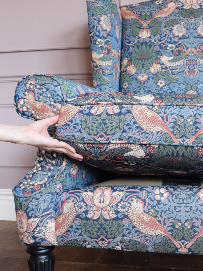 アンティーク調ソファのクッション