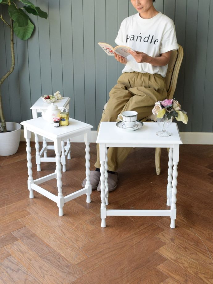 アンティーク風のシャビーシックなネストテーブル