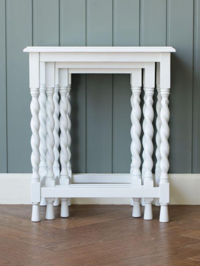 ネストテーブルの横顔