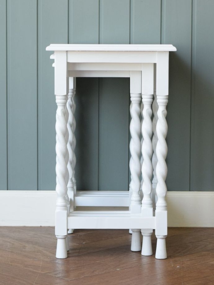 アンティーク風のネストテーブル