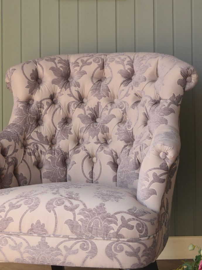 ボタンダウンの背もたれがおしゃれな椅子