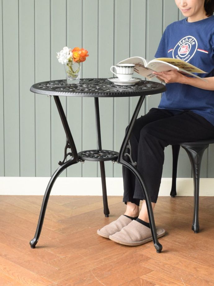 おしゃれなガーデンテーブル