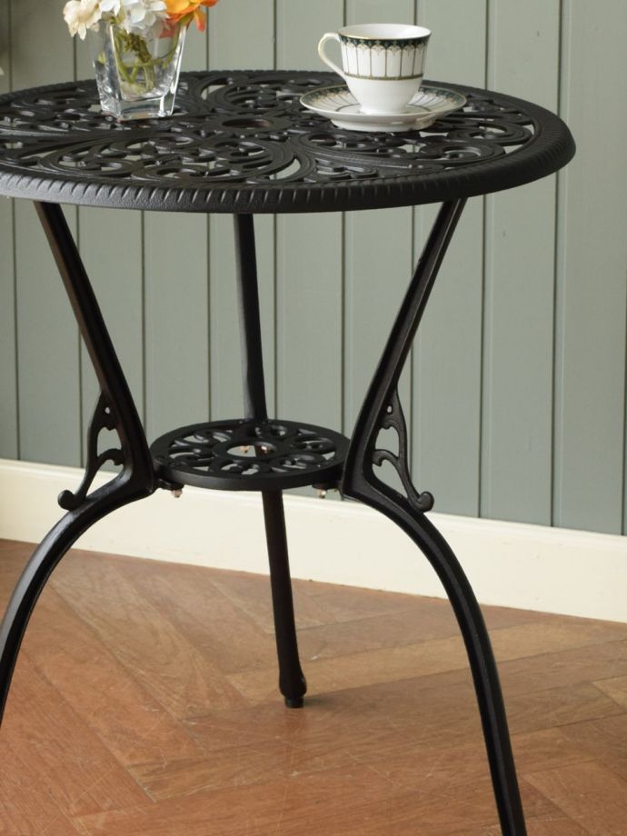 アンティーク調のテーブル