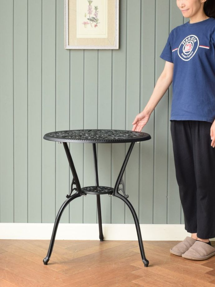 フランス風のおしゃれなテーブル