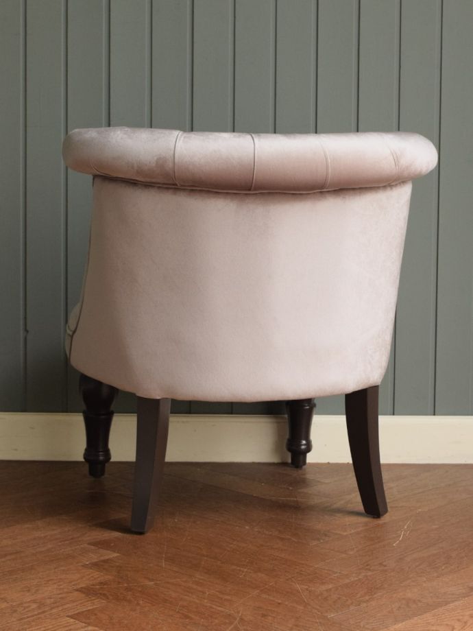 ソファの後ろ姿