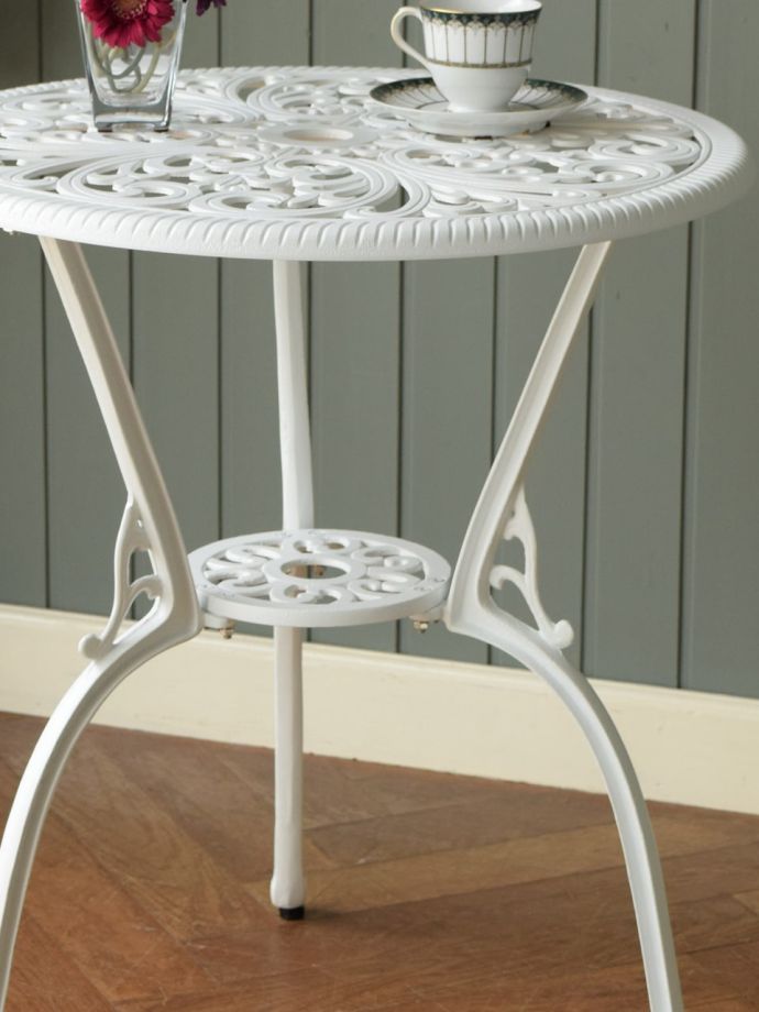 アンティーク調のテーブル