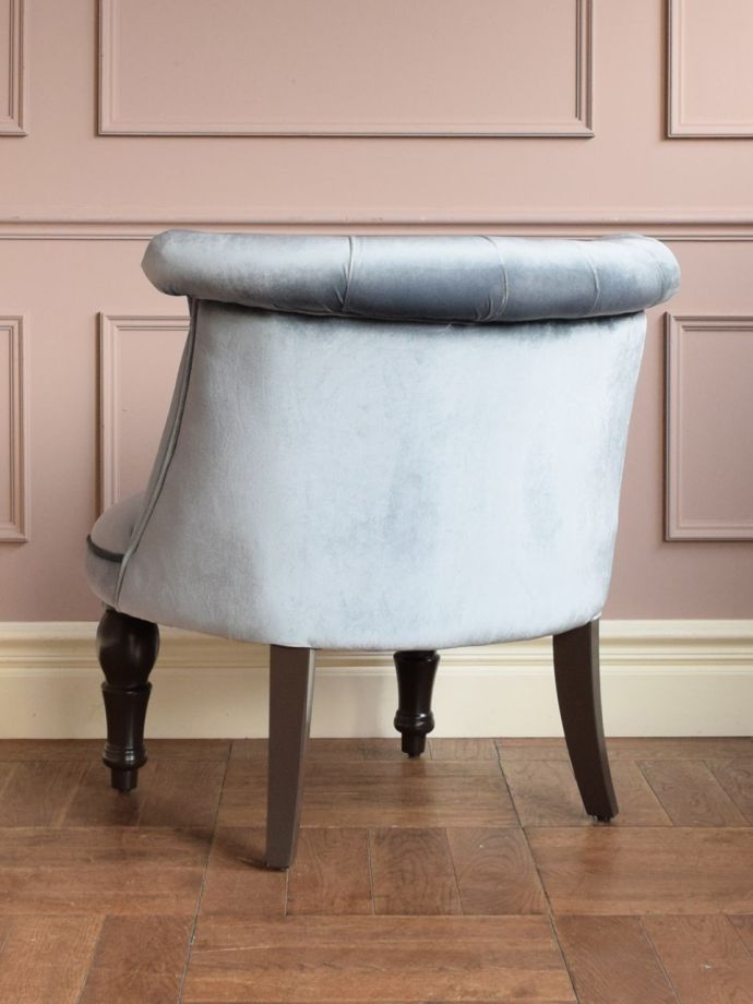 ソファの後ろ姿