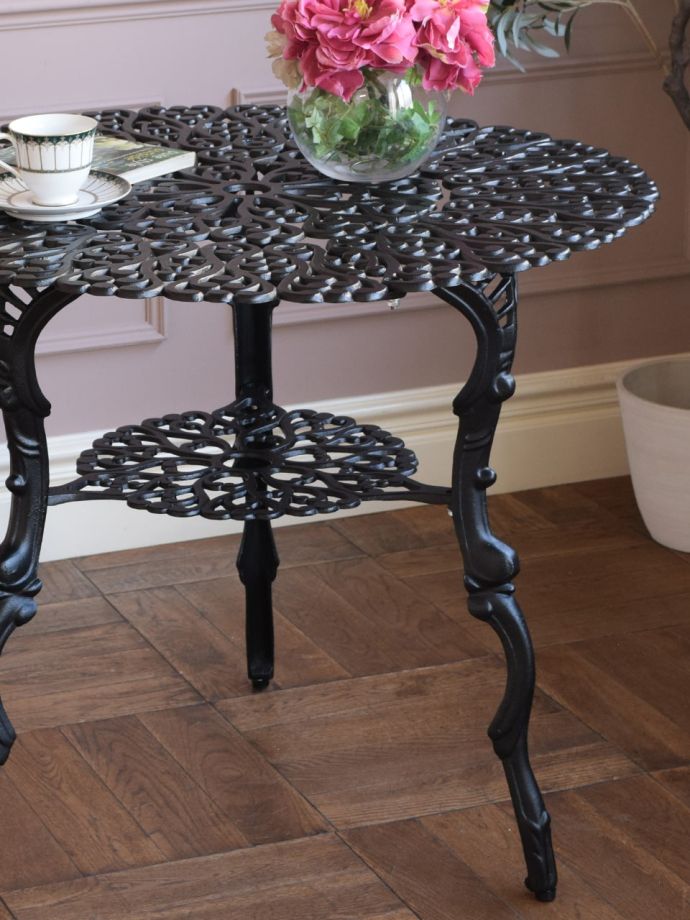 アンティーク調のテーブル