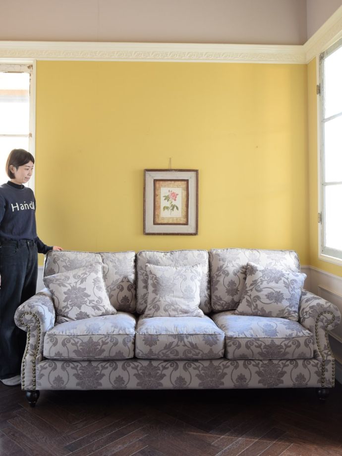 アンティーク調の3人掛けソファ