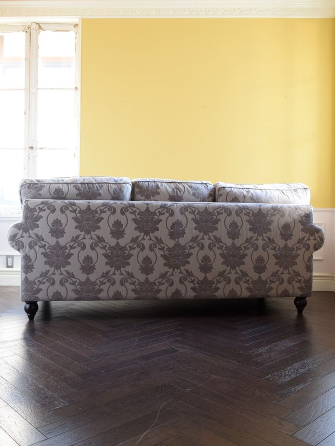 おしゃれなソファの後ろ姿