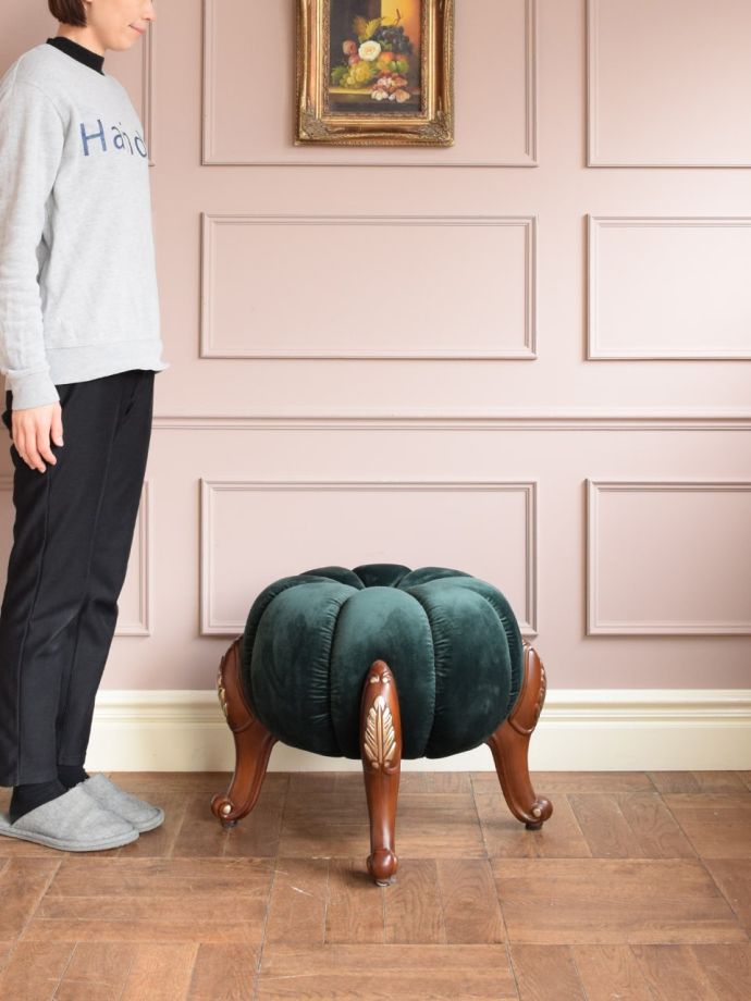 猫足が可愛いパンプキンスツール